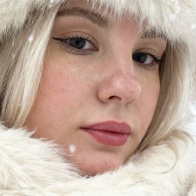Писательница Л. Ледовская