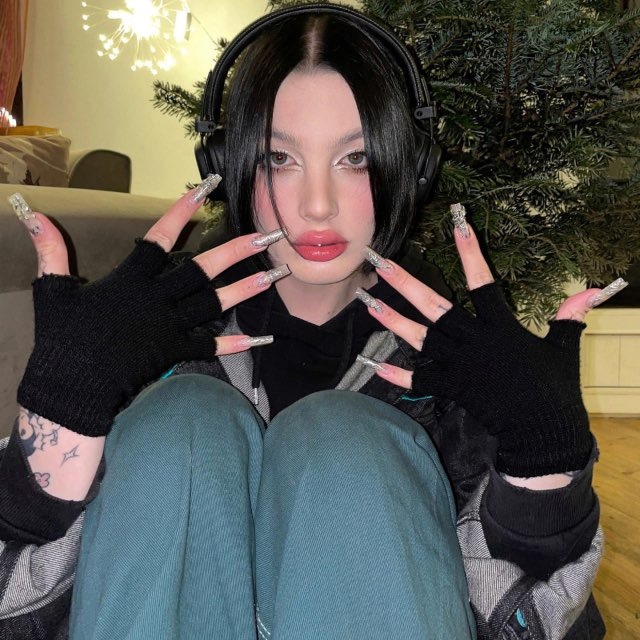 Девушка с секретиком 🥹