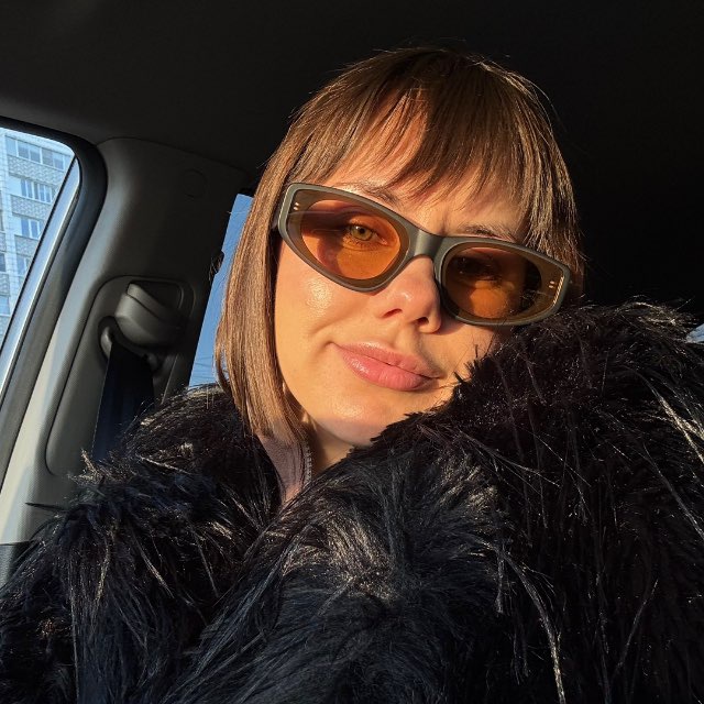 Dina High печатает…