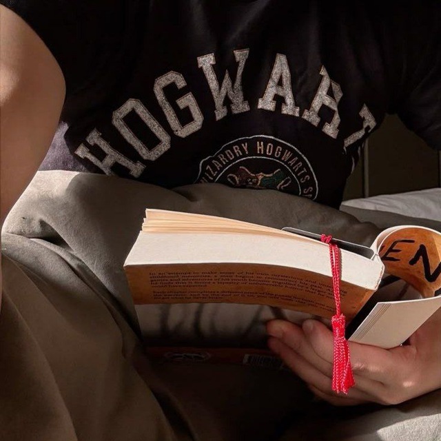 Он читает... | He’s reading…18+