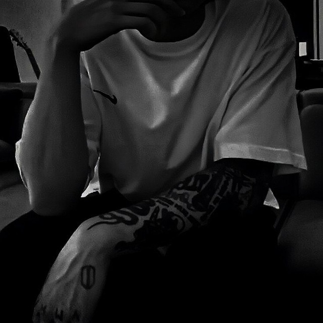 𝔏𝔢𝔞𝔳𝔢 𝔶𝔬𝔲𝔯 𝔡𝔦𝔤𝔫𝔦𝔱𝔶.