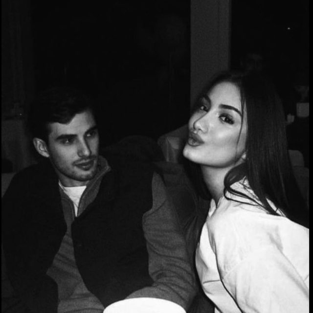 𝑴