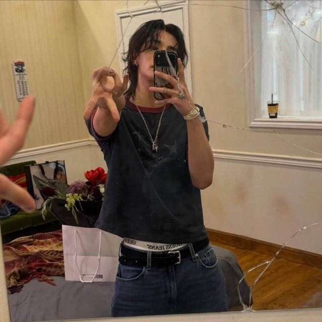 ︎