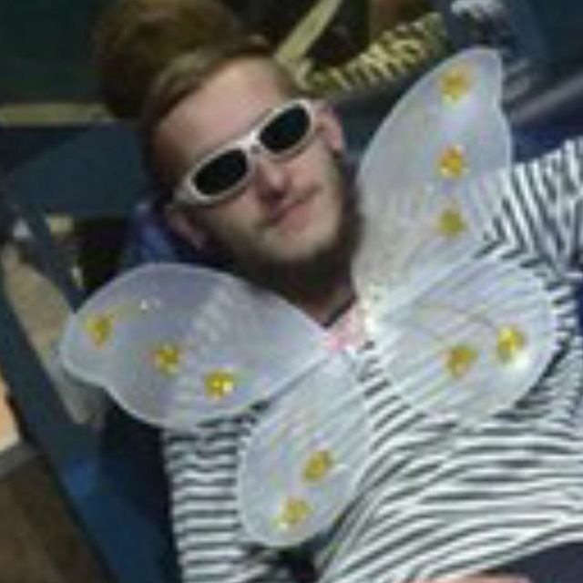 Юнга опять что-то сочиняет