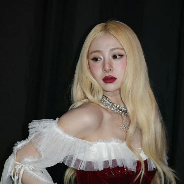 jellyfish girl | huh yunjin